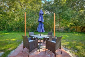 Outdoor dining - Gainesville Vacation Rental w/ Private Lanai! (Gainesville)