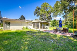 Outdoor dining - Gainesville Vacation Rental w/ Private Lanai! (Gainesville)