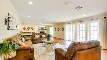 House (5 Bedrooms) | Interior