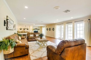 House (5 Bedrooms) | Interior