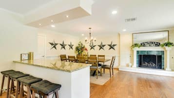 House (5 Bedrooms) | Interior