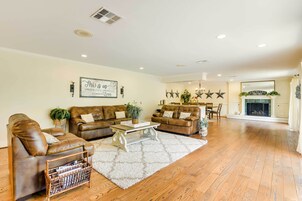 House (5 Bedrooms) | Interior