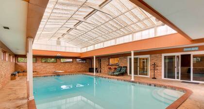 Game Room! Group Getaway 16 Mi to Galveston