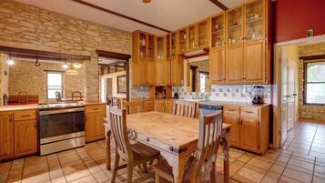House (5 Bedrooms) | Interior