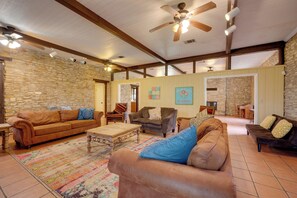 House (5 Bedrooms) | Interior