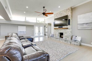 Fernseher, Kamin, Bücher