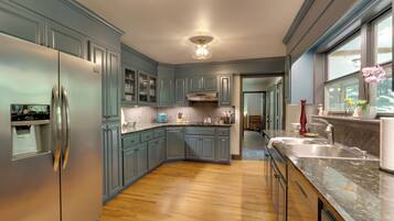 House (5 Bedrooms) | Interior