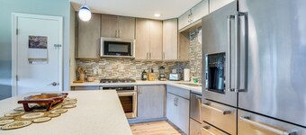Kaunakakai Vacation Rental w/ Pool Access & A/c!