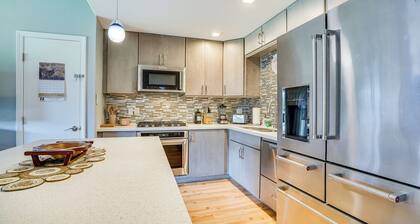 Kaunakakai Vacation Rental w/ Pool Access & A/c!