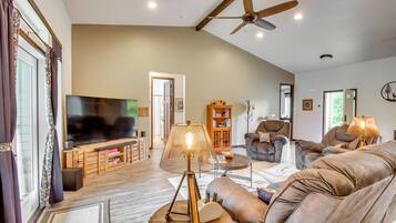 Casa (3 Bedrooms) | Área de sala de estar | Televisión, chimenea, reproductor de DVD y libros