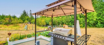 Peaceful Shelton Home w/ Spacious Yard & Fire Pit!
