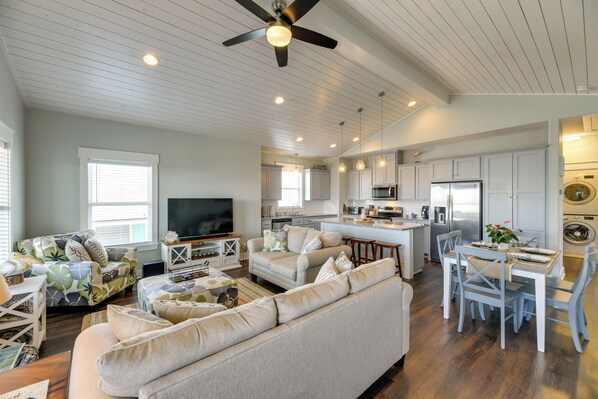 House (3 Bedrooms) | Interior - Resort Perks: Waterfront Rockport Home! (Rockport)