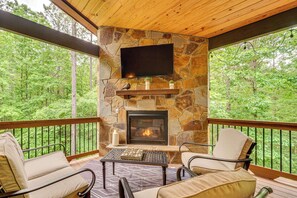 House (3 Bedrooms) | Interior - Modern, Luxe Cabin in Broken Bow w/ Hot Tub! (Broken Bow)