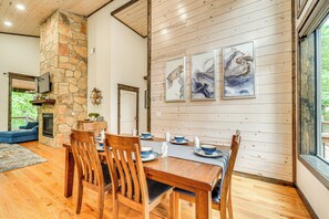 Interior - Modern, Luxe Cabin in Broken Bow w/ Hot Tub! (Broken Bow)