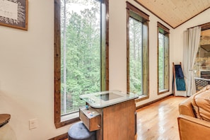 Interior - Modern, Luxe Cabin in Broken Bow w/ Hot Tub! (Broken Bow)