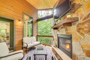 Interior - Modern, Luxe Cabin in Broken Bow w/ Hot Tub! (Broken Bow)