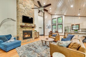 House (3 Bedrooms) | Interior - Modern, Luxe Cabin in Broken Bow w/ Hot Tub! (Broken Bow)