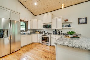 Interior - Modern, Luxe Cabin in Broken Bow w/ Hot Tub! (Broken Bow)