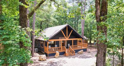 Broken Bow Cabin w/ Hot Tub ~ 5 Mi to State Park!