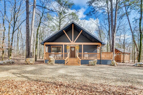 Broken Bow Cabin w/ Hot Tub ~ 5 Mi to State Park!