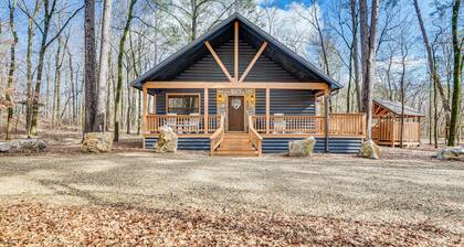 Broken Bow Cabin w/ Hot Tub ~ 5 Mi to State Park!