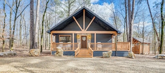 Broken Bow Cabin w/ Hot Tub ~ 5 Mi to State Park!