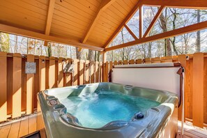 Interior - Broken Bow Cabin w/ Hot Tub ~ 5 Mi to State Park! (Broken Bow)