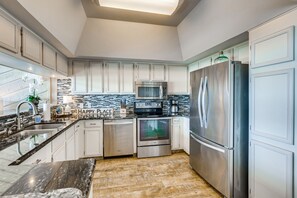Departamento (3 Bedrooms) | Cocina privada | Microondas, horno, parrilla de estufa y lavavajillas 