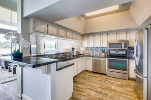 Apartemen (3 Bedrooms) | Dapur pribadi | Microwave, oven, kompor, dan mesin pencuci piring