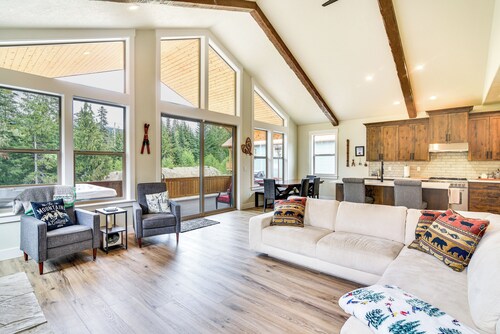 Government Camp Vacation Rental w/ Private Hot Tub