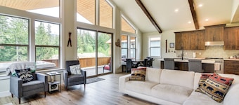 Government Camp Vacation Rental w/ Private Hot Tub