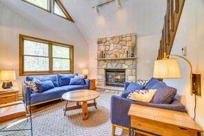 Fernseher, Kamin, Bücher