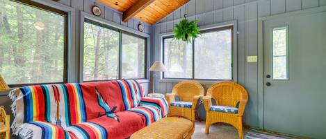 Fernseher, Kamin, Bücher