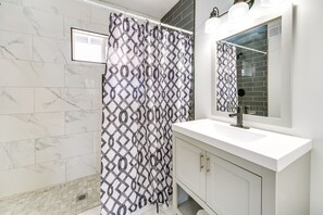 House (3 Bedrooms) | Bathroom - Pet-friendly Home w/ Yard, Near Downtown Royal Oak (Royal Oak)