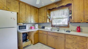 Nhà (3 Bedrooms) | Bếp riêng | Lò vi sóng, lò nướng, bếp nấu, khăn giấy