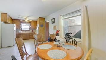 House (3 Bedrooms) | In-room dining