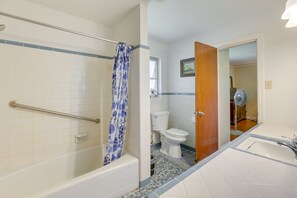 Bathroom - Cozy Home in Montgomery ~ 3 Mi to ASU Campus! (Montgomery)