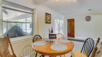 House (3 Bedrooms) | Makan dalam bilik