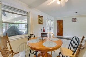 House (3 Bedrooms) | In-room dining - Cozy Home in Montgomery ~ 3 Mi to ASU Campus! (Montgomery)