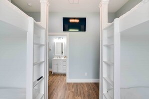 House (5 Bedrooms) | Interior