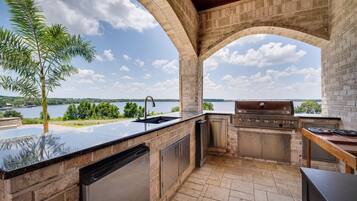 House (5 Bedrooms) | Interior