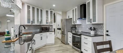 House (3 Bedrooms) | Interior