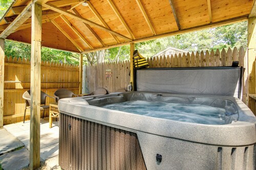 Hot Tub & Kayaks: Dog-friendly House in Yarmouth