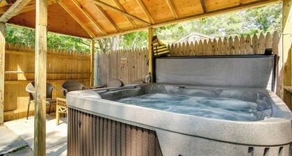 Hot Tub & Kayaks: Dog-friendly House in Yarmouth