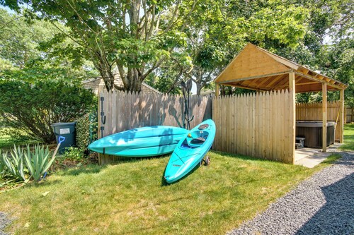 Hot Tub & Kayaks: Dog-friendly House in Yarmouth