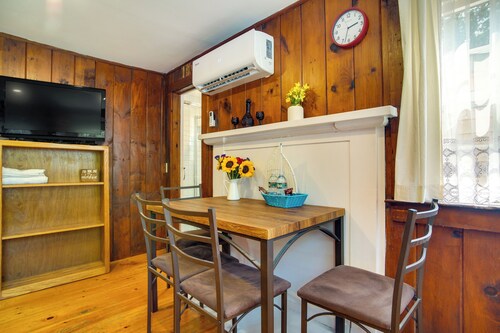 Hot Tub & Kayaks: Dog-friendly House in Yarmouth