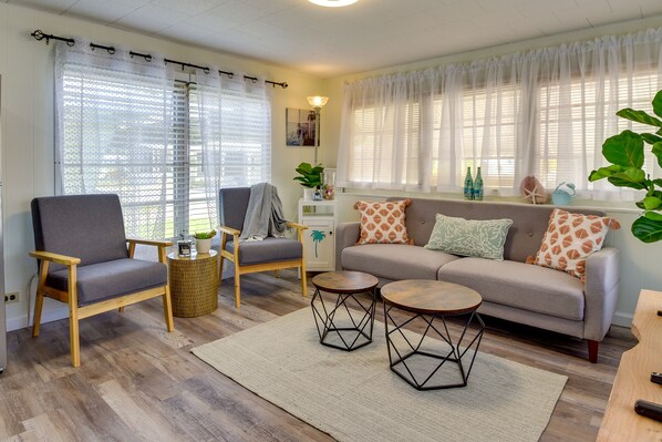 TV, books - Sunny Bradenton Retreat - Visit Anna Maria Island! (Bradenton)