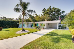 A single-story house with a front yard, a driveway, and a flagpole. - Osprey Vacation Rental w/ Kayaks: 4 Mi to Beach! (Osprey)