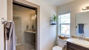 Apartment (3 Bedrooms) | Bathroom | Shower