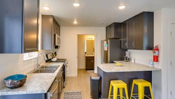 Apartment (3 Bedrooms) | Private kitchen | Microwave, oven, stovetop, dishwasher